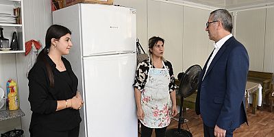 Dulkadiroğlu ilçesi Cumhuriyet Caddesi’nde oluşturulan geçici iş yerlerinde faaliyetlerini sürdüren esnaflarla bir araya gelen Başkan Güngör