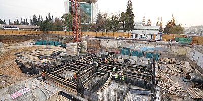 Kentsel Tasarım Projesi kapsamında 5 farklı noktada başlatılan çalışmalardan biri olan Büyükşehir Belediyesi arkasındaki projenin hızla devam ettiğini açıklayan Başkan Güngör