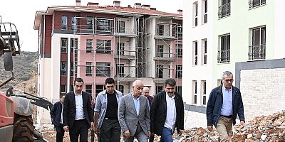 Türkoğlu’nda yapımı devam eden TOKİ evlerinde incelemelerde bulunan Başkan Hayrettin Güngör