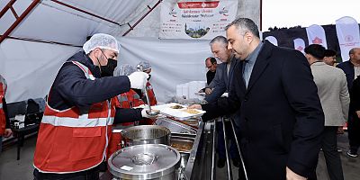 Ramazan-ı Şerif’in ilk orucunu EXPO Konteyner Kenti’nde kurulan iftar çadırında açan Onikişubat Belediye Başkanı Hanifi Toptaş