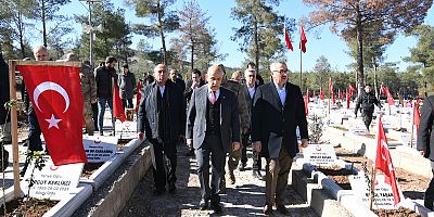 66. Hükümet Tarım ve Orman Bakanı Prof. Dr. Vahit Kirişci ile Kapıçam Mezarlığını ziyaret eden Başkan Güngör