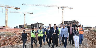 Önsen bölgesinde temeli atılan deprem konutları ve yeni inşa edilecek şehir hastanesi alanında incelemelerde bulunan Başkan Güngör