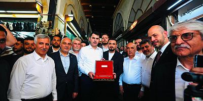 BAŞKAN KÖFTE’DEN BAKAN KURUM’A KAHRAMANMARAŞ’I ANLATAN HEDİYE