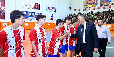 BAŞKAN TOPTAŞ, CUMHURİYET SPOR ŞÖLENİ FUTSAL FİNALİNİ İZLEDİ