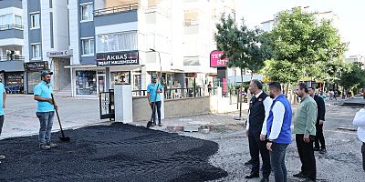 Şehit Abdullah Çavuş Mahallesi’nde devam eden yol yenileme ve sıcak asfalt çalışmalarını yerinde inceleyen Onikişubat Belediye Başkanı Hanifi Toptaş