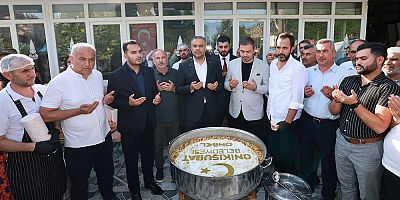 BAŞKAN TOPTAŞ ÖNCE AŞURE DAĞITTI, SONRA VATANDAŞLARIN SORULARINI YANITLADI