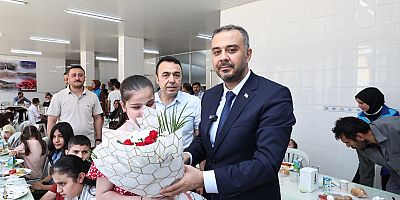 Ertuğrul Gazi Görme Engelliler Okulu’nda düzenlenen Karne Dağıtım Töreni’ne katılan Onikişubat Belediye Başkanı Hanifi Toptaş