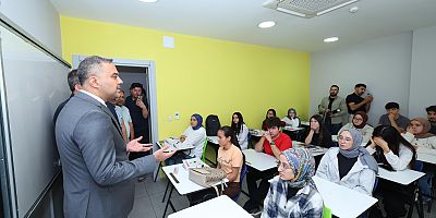 Yeni dönemin Üniversite Hazırlık Kursları’nın başlangıcını yapan Onikişubat Belediye Başkanı Hanifi Toptaş