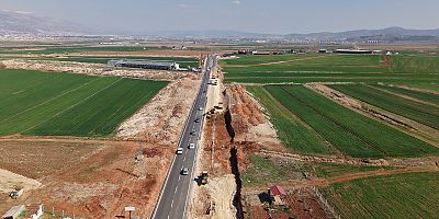 Şehrin yeni gelişim bölgelerinden Önsen’e ulaşımı sağlayan Önsen Caddesi’nde yol genişletme çalışmaları yoğun bir şekilde sürüyor. Karayolları Genel Müdürlüğü tarafından yürütülen projeyle 3