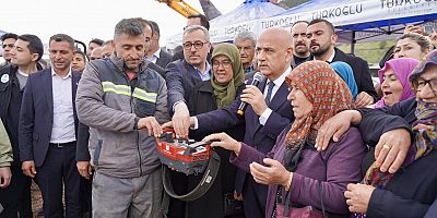 66. Hükümet Tarım ve Orman Bakanı Prof. Dr. Vahit Kirişci ile Türkoğlu’nun Beyoğlu Mahallesi’nde kalıcı konutların temel atma törenine katılan Başkan Güngör