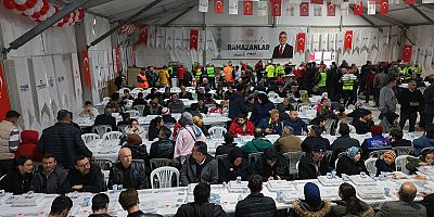 Büyükşehir Belediyesi ve Emlak Konut iş birliğiyle Milli İrade Meydanı’na kurulan iftar çadırı