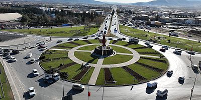 BÜYÜKŞEHİR, 500 BİN MEVSİMLİK ÇİÇEĞİ TOPRAKLA BULUŞTURUYOR