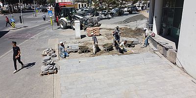 BÜYÜKŞEHİR, AZERBAYCAN BULVARI’NDA YÜRÜYÜŞ YOLLARINI YENİLİYOR