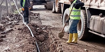 KASKİ Genel Müdürlüğünce Dulkadiroğlu ilçesi Çınarlı Mahallesi’nde başlatılan içme suyu hattı çalışması devam ediyor.