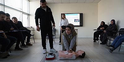 Kahramanmaraş Büyükşehir Belediyesinde personellere yönelik ilk yardım eğitimi düzenlendi. Seminerde ilk yardım konusunda detaylı bilgiler aktarılırken