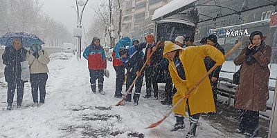 BÜYÜKŞEHİR’DEN YAYA YOLLARINDA KAR MESAİSİ