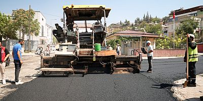BÜYÜKŞEHİR, DULKADİROĞLU BALLICA’DA ASFALT MESAİSİNİ DURMAKSIZIN SÜRDÜRÜYOR
