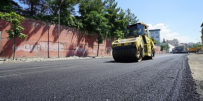 BÜYÜKŞEHİR, DULKADİROĞLU GAZNELİLER CADDESİ’NDE ASFALT MESAİSİNE BAŞLADI