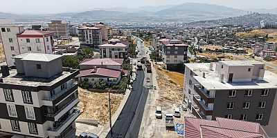 BÜYÜKŞEHİR, DULKADİROĞLU’NDA MEHMET ESENCELİ CADDESİ’NİN ASFALTINI YENİLİYOR