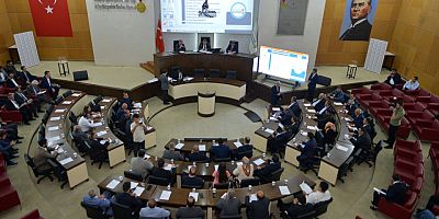 Kahramanmaraş Büyükşehir Belediyesinde Ekim ayı Olağan Meclis Toplantısı yapıldı. 24 gündem maddesinin görüşüldüğü toplantıda; 7 yeni hizmet aracının alımı kararlaştırılırken