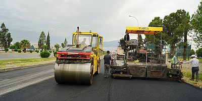 BÜYÜKŞEHİR, GENÇ OSMAN SERVİS YOLU’NUN ASFALTINI YENİLİYOR