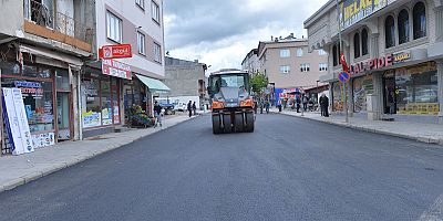 BÜYÜKŞEHİR, GÖKSUN’DA ATATÜRK VE YUNUS EMRE CADDELERİNDE ASFALT SERİMİNE BAŞLADI