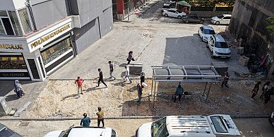 BÜYÜKŞEHİR GÖKSUN’DA YÜRÜYÜŞ YOLLARINI YENİLENİYOR