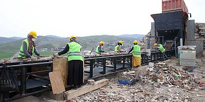 Kahramanmaraş Büyükşehir Belediyesinin 6 Şubat depremlerinin ardından 100 Milyonluk yatırımla şehre kazandırdığı Karacasu Enkaz Atıkları Ayrıştırma Tesisi