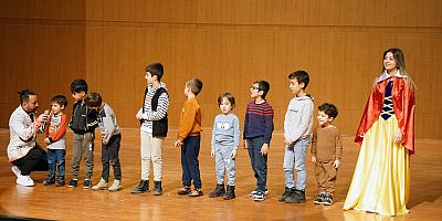 Kahramanmaraş Büyükşehir Belediyesinin yarıyıl tatili etkinliklerinde çocuklar birbirinden eğlenceli yarışmalara katılarak hem yeteneklerini sergileme hem de yeni arkadaşlıklar kurma şansı buldu.