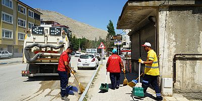 BÜYÜKŞEHİR’İN TEMİZLİK TİMİ ELBİSTAN’DA SAHADA