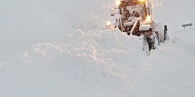 BÜYÜKŞEHİR KAR MESAİSİNİ SÜRDÜRÜYOR; EKİPLERDEN KESİNTİSİZ ÇALIŞMA