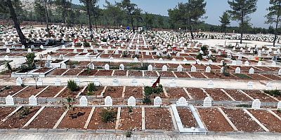 BÜYÜKŞEHİR MEZARLIKLARDA BAKIM VE DÜZENLEME ÇALIŞMALARINI SÜRDÜRÜYOR