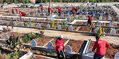BÜYÜKŞEHİR, MEZARLIKLARDA BAKIM VE DÜZENLEME ÇALIŞMALARINI SÜRDÜRÜYOR