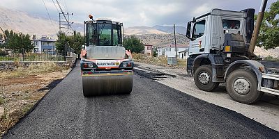 BÜYÜKŞEHİR, NURHAK’TA ESKİKÖY – HÜYÜK GRUP YOLUNU SICAK ASFALTLA YENİLİYOR