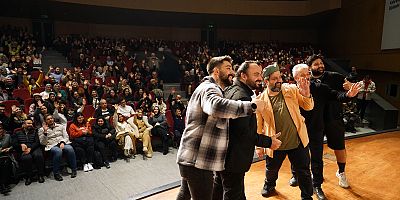 Büyükşehir Belediyesinin düzenlediği “Deliriyorum Ben Haberin Olsun” adlı komedi oyunu tiyatroseverlere kahkahalarla dolu bir gece yaşattı. Sanatın ve eğlencenin buluştuğu bu özel gece