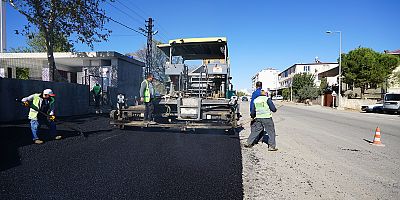 BÜYÜKŞEHİR TÜRKOĞLU’NUN ANA CADDESİNDE ASFALTA BAŞLADI