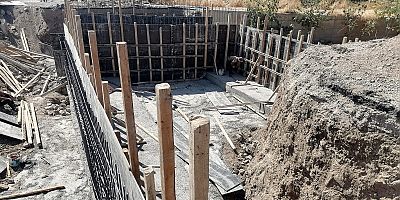 Kahramanmaraş Büyükşehir Belediyesi tarafından Dulkadiroğlu’nda Çiğli Mahallesi’ne ulaşım sağlayan grup yolu üzerinde yapımına başlanan yeni köprünün inşası hızla sürüyor. Depremde hasar alan köprü me