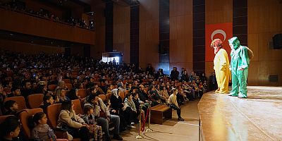 Büyükşehir Belediyesinin düzenlediği “Ormanın Hazinesi” adlı tiyatro gösterisiyle unutulmaz bir hafta sonu geçiren çocuklar