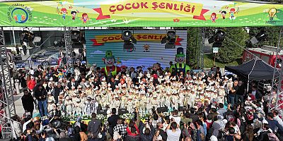 AK Parti Genel Merkez Sosyal Politikalar Başkanlığı tarafından Milli İrade Meydanı’nda düzenlenen şenlikte çocuklar gönüllerince eğlendi. AK Parti Genel Başkan Yardımcısı Dr. Fatma Betül Sayan Kaya