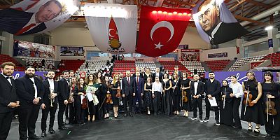 Konserde bin kişilik dev koro tarafından İstiklal Marşı ile başlayan programda sırasıyla Orda Bir Köy Var Uzakta