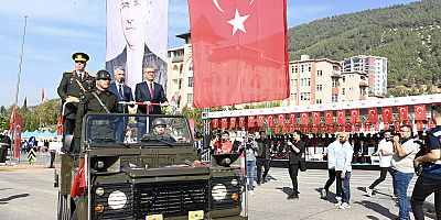 29 Ekim Cumhuriyet Bayramı’nın 100. yılı şehir protokolü ve vatandaşların katılımıyla büyük bir coşkuyla kutlandı. Başkan Hayrettin Güngör