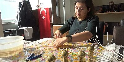 DEPREMZEDE KADINLAR, AİLE EKONOMİSİNE SEPET ÖREREK DESTEK OLUYOR