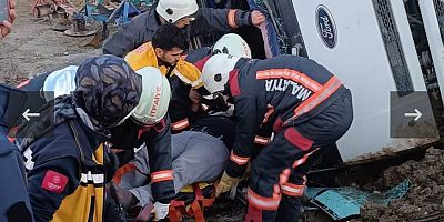 DEVRİLEN HAFRİYAT KAMYONUNUN SÜRÜCÜSÜ YARALANDI