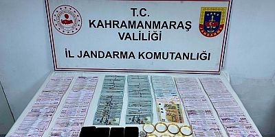 Kahramanmaraş’ta telefonla vatandaşları dolandıran şüphelilerin aracında servet çıktı.