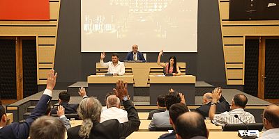Belediye Başkanı Mehmet Akpınar’ın başkanlığında gerçekleştirildi. Toplantıya meclis üyeleri ve belediye yetkilileri katılım sağladı.