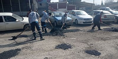 DULKADİROĞLU BELEDİYESİ SANAYİ SİTESİ’NDE ASFALT YAMA ÇALIŞMALARINI SÜRDÜRÜYOR