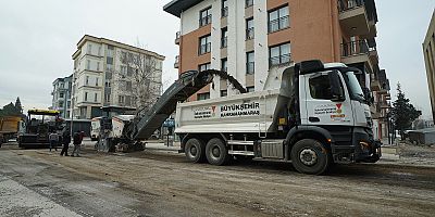 DULKADİROĞLU’NDA ASFALT YENİLEME HAMLESİNE DURMAKSIZIN DEVAM EDİYOR