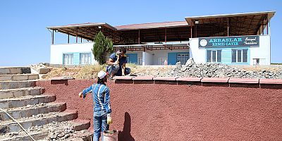 Depremler sonrasında oluşan hafif hasar nedeniyle tadilata alınan çok amaçlı sosyal tesislerin bakım ve onarım çalışmaları devam ediyor.
