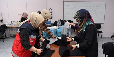 Dulkadiroğlu Belediyesi ve Dulkadiroğlu Halk Eğitim Müdürlüğü iş birliğiyle gerçekleştirilen dikiş nakış kursunda