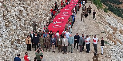 DÜNYANIN EN BÜYÜK TÜRK BAYRAĞINDA ANLAMLI 30 AĞUSTOS BAYRAĞA SAYGI YÜRÜYÜŞÜ